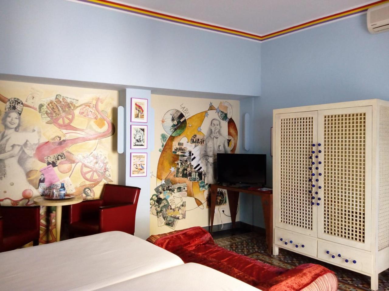 Hotel Utopia بينالوب كاساس فِييخاس المظهر الخارجي الصورة
