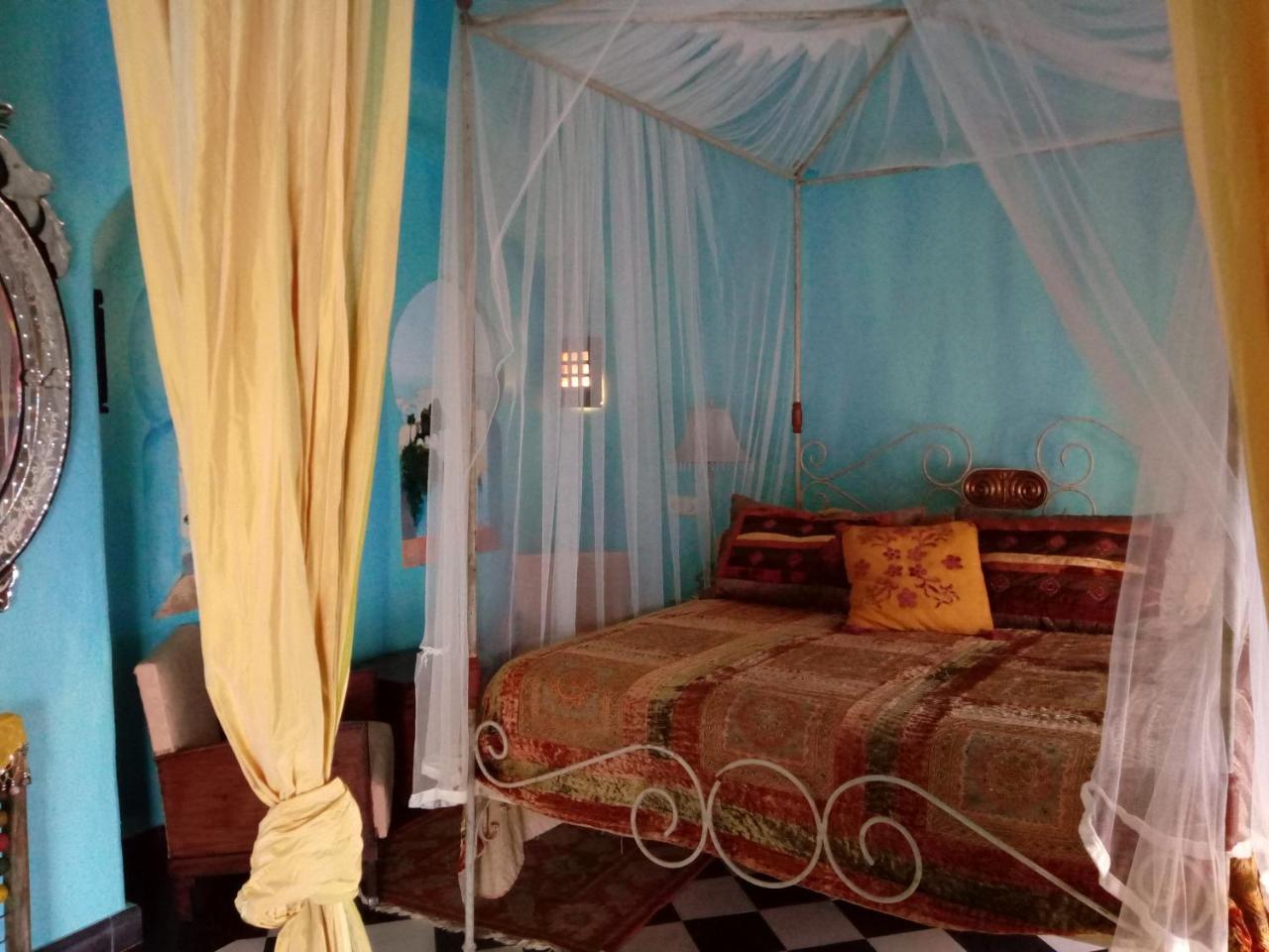 Hotel Utopia بينالوب كاساس فِييخاس المظهر الخارجي الصورة